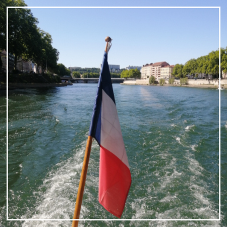vaporetto sur la saone à lyon