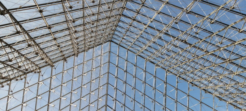 musée louvre enfant famille pyramide pei ciel bleu